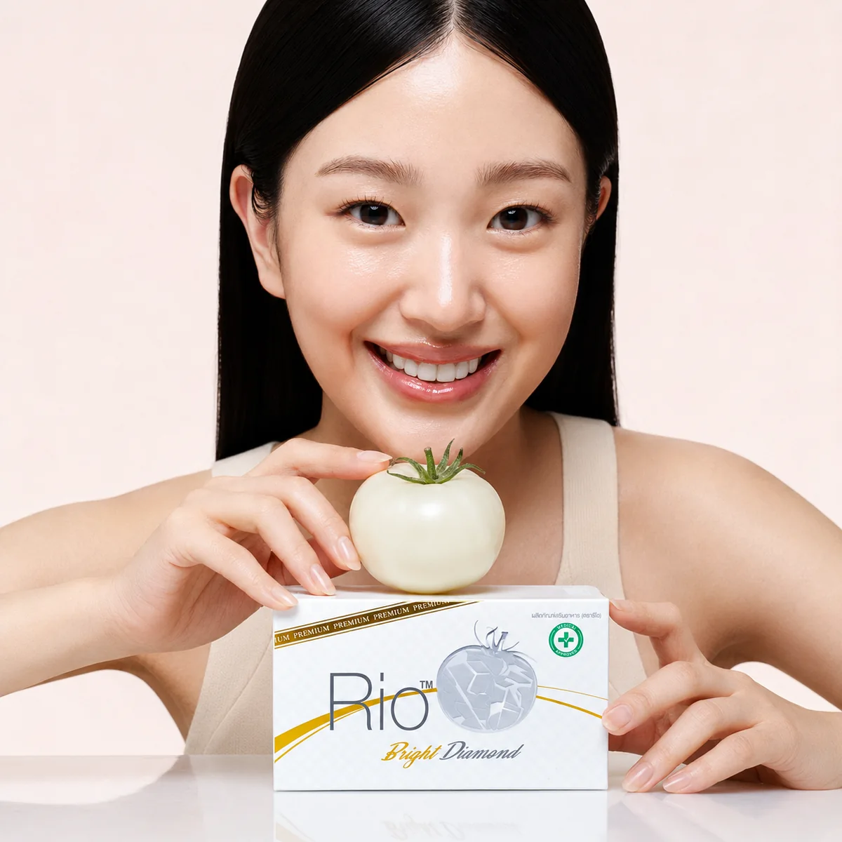 นางแบบยิ้มถือมะเขือเทศขาว คู่กับกล่อง Rio Bright Diamond