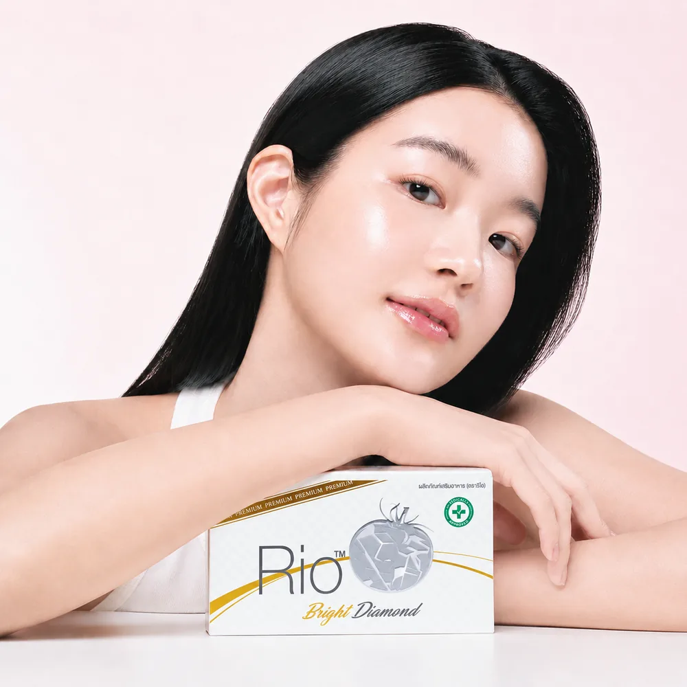 นางแบบวางแขนบนกล่อง Rio Bright Diamond
