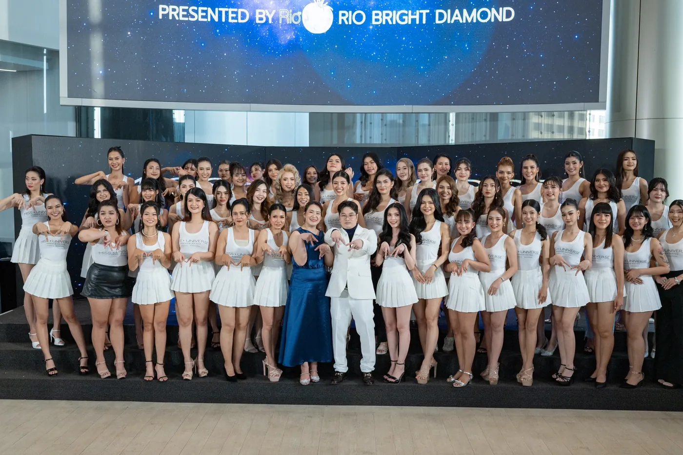 ผู้เข้าประกวดบนเวที Presented by Rio Bright Diamond