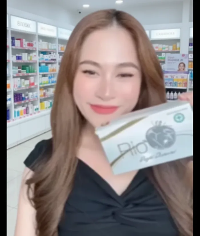pukki_99 ถือกล่อง Rio Bright Diamond ในร้านขายยา